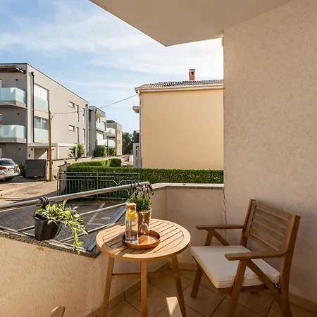 Maja Apartament *