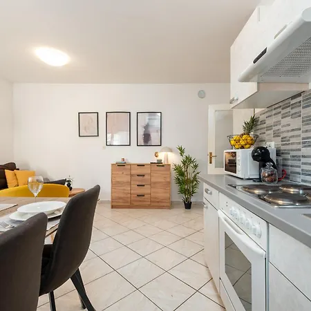 Maja Apartament *