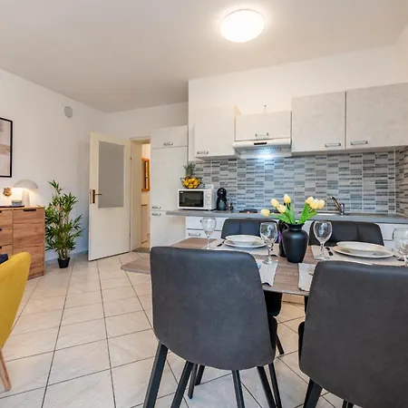Maja Apartament *