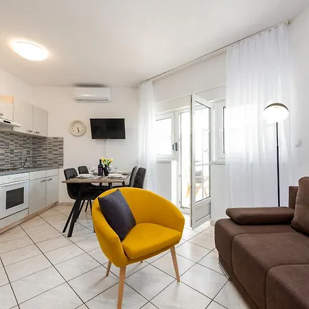 Maja Apartament *